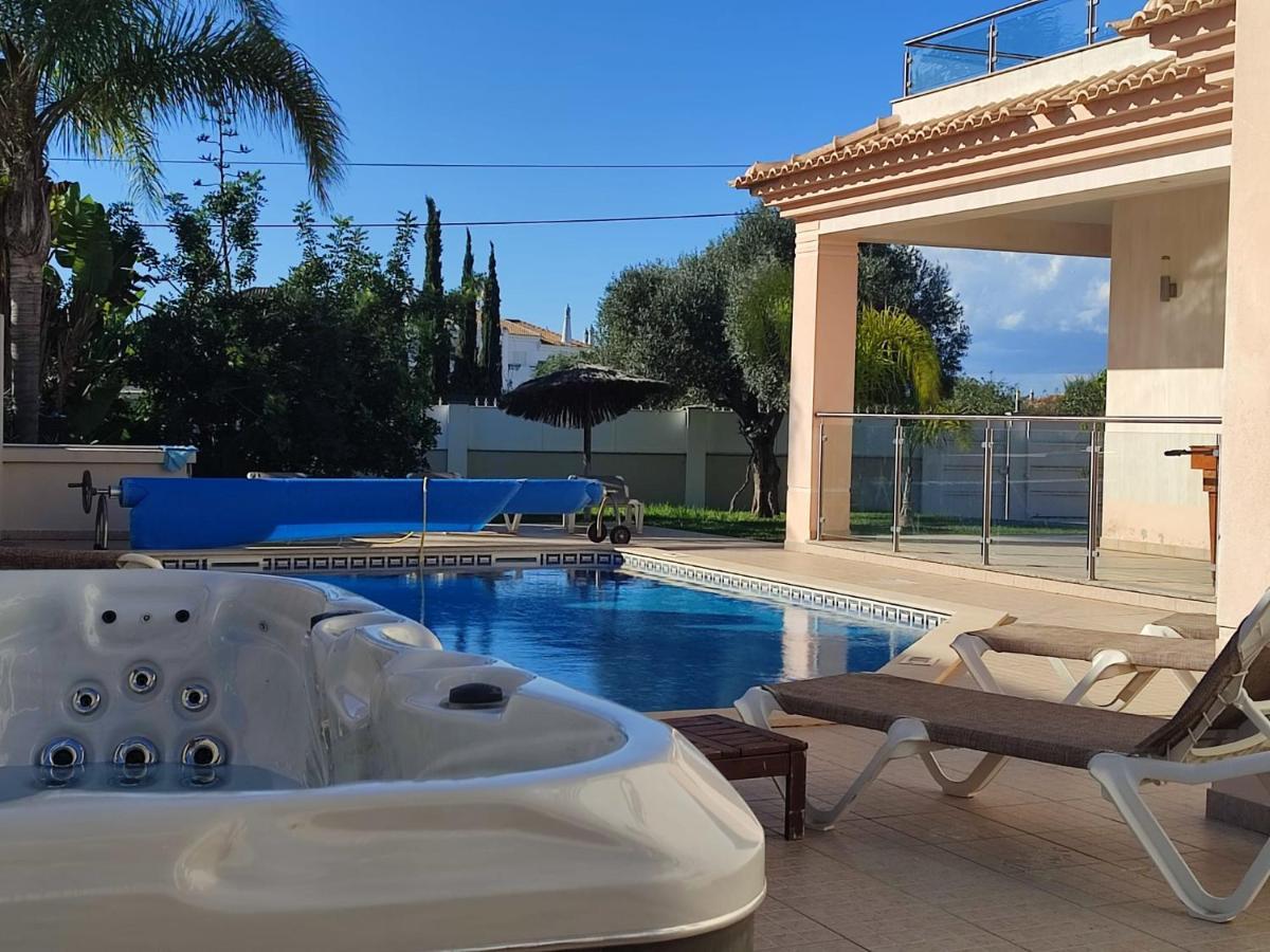 אלבופיירה Villa Ruana - 5 Bedrooms On Suite- Free Out Door Hot Jacuzzi - By Bedzy מראה חיצוני תמונה