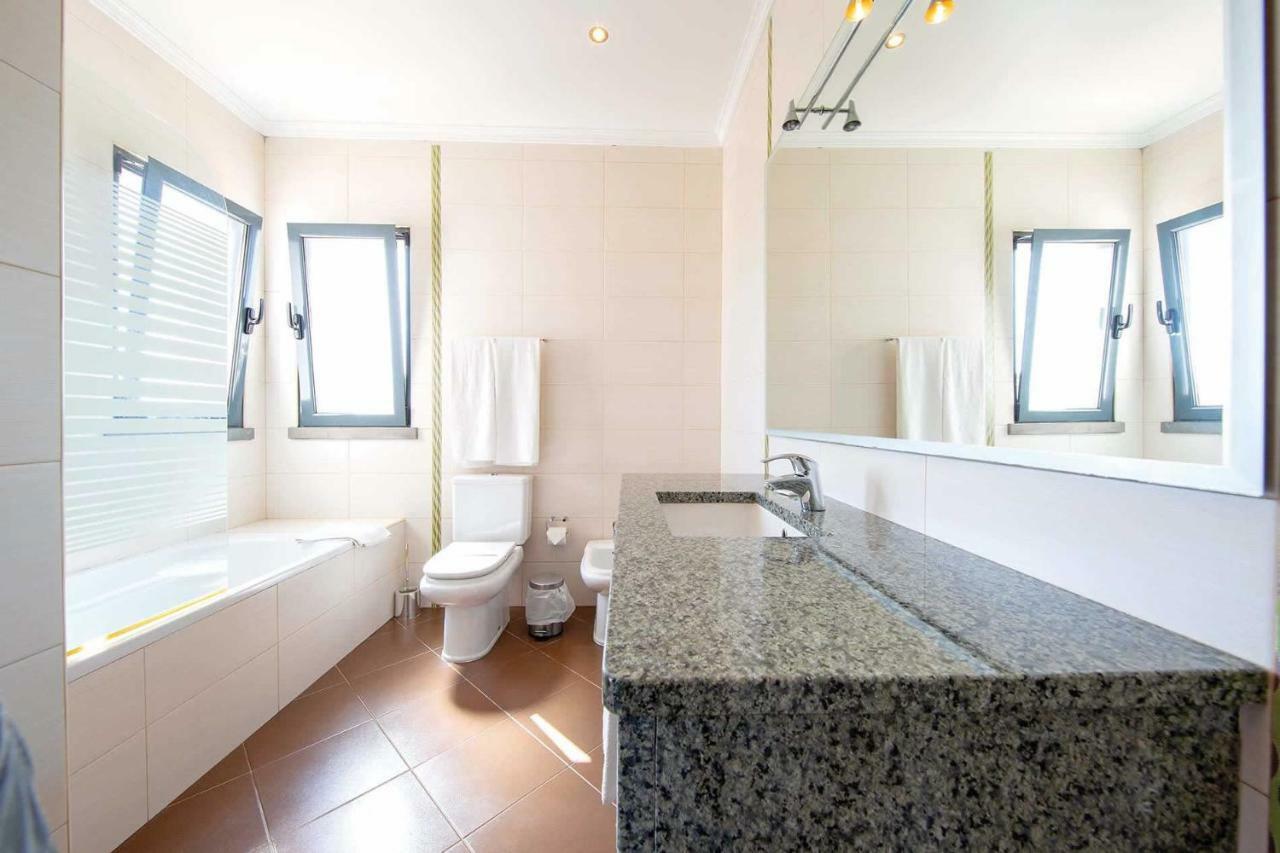 אלבופיירה Villa Ruana - 5 Bedrooms On Suite- Free Out Door Hot Jacuzzi - By Bedzy מראה חיצוני תמונה